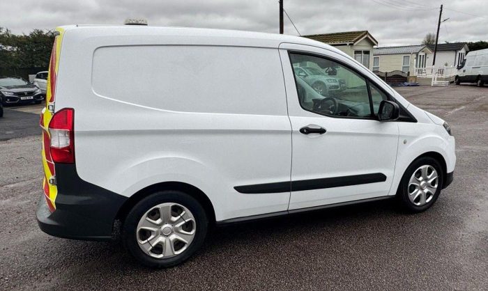 Ford Transit Courier - Image 3