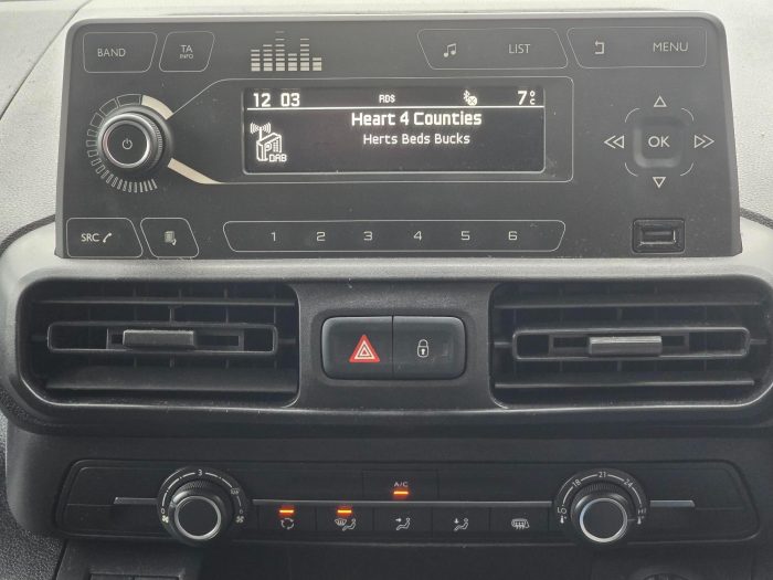 Vauxhall Combo - Image 15