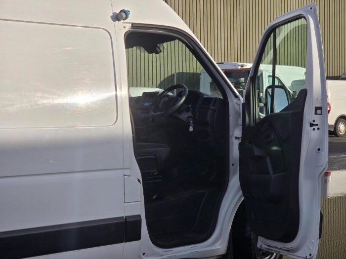 Renault Master - Image 10