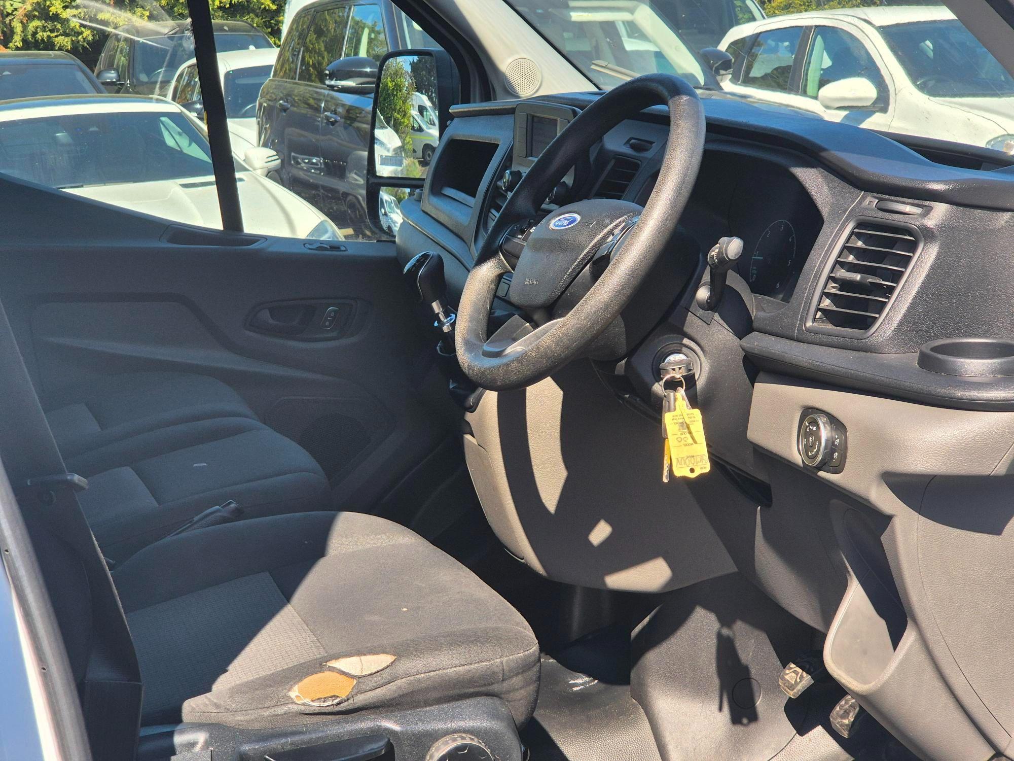 Ford Transit - Image 9