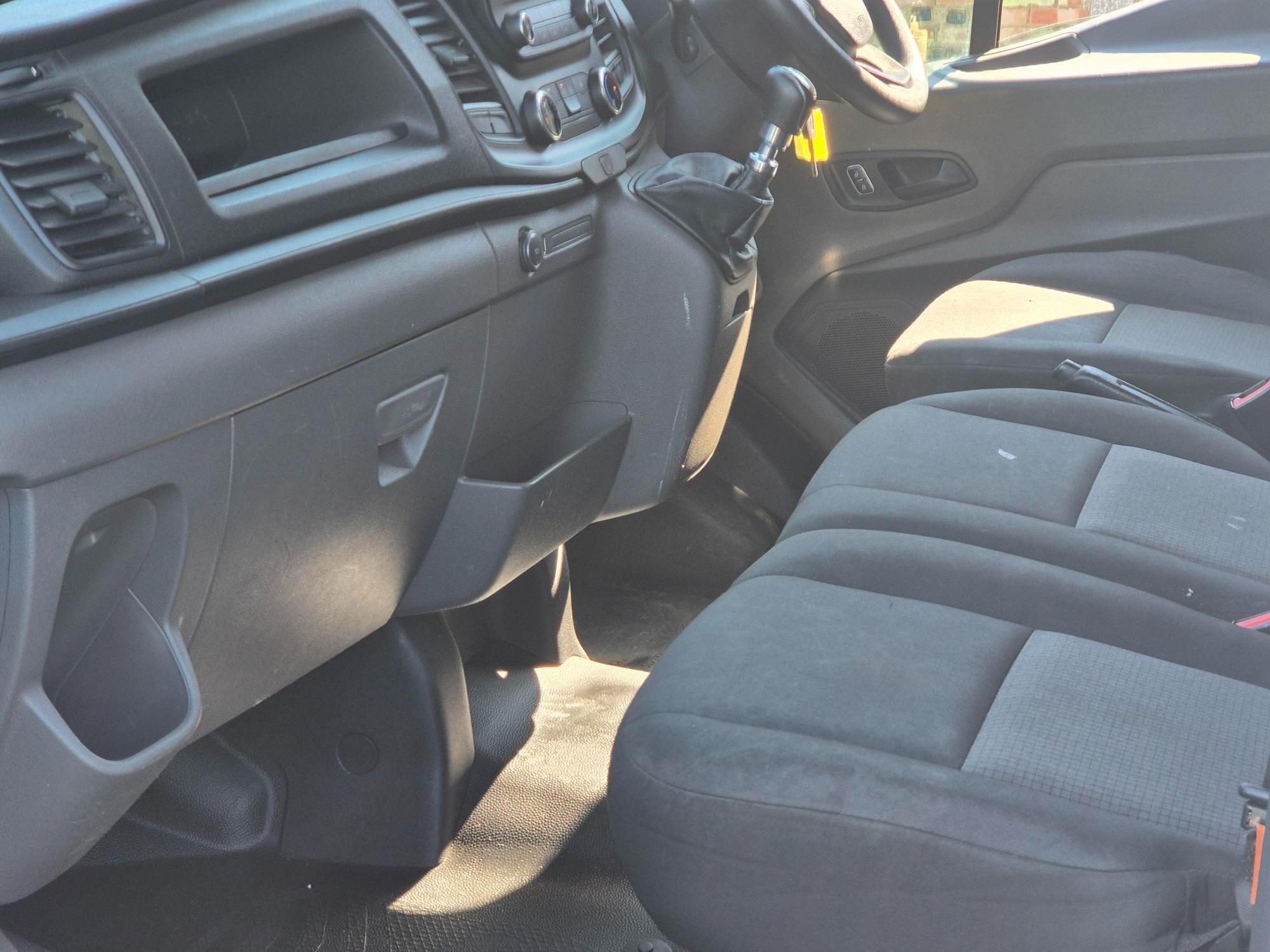 Ford Transit - Image 13