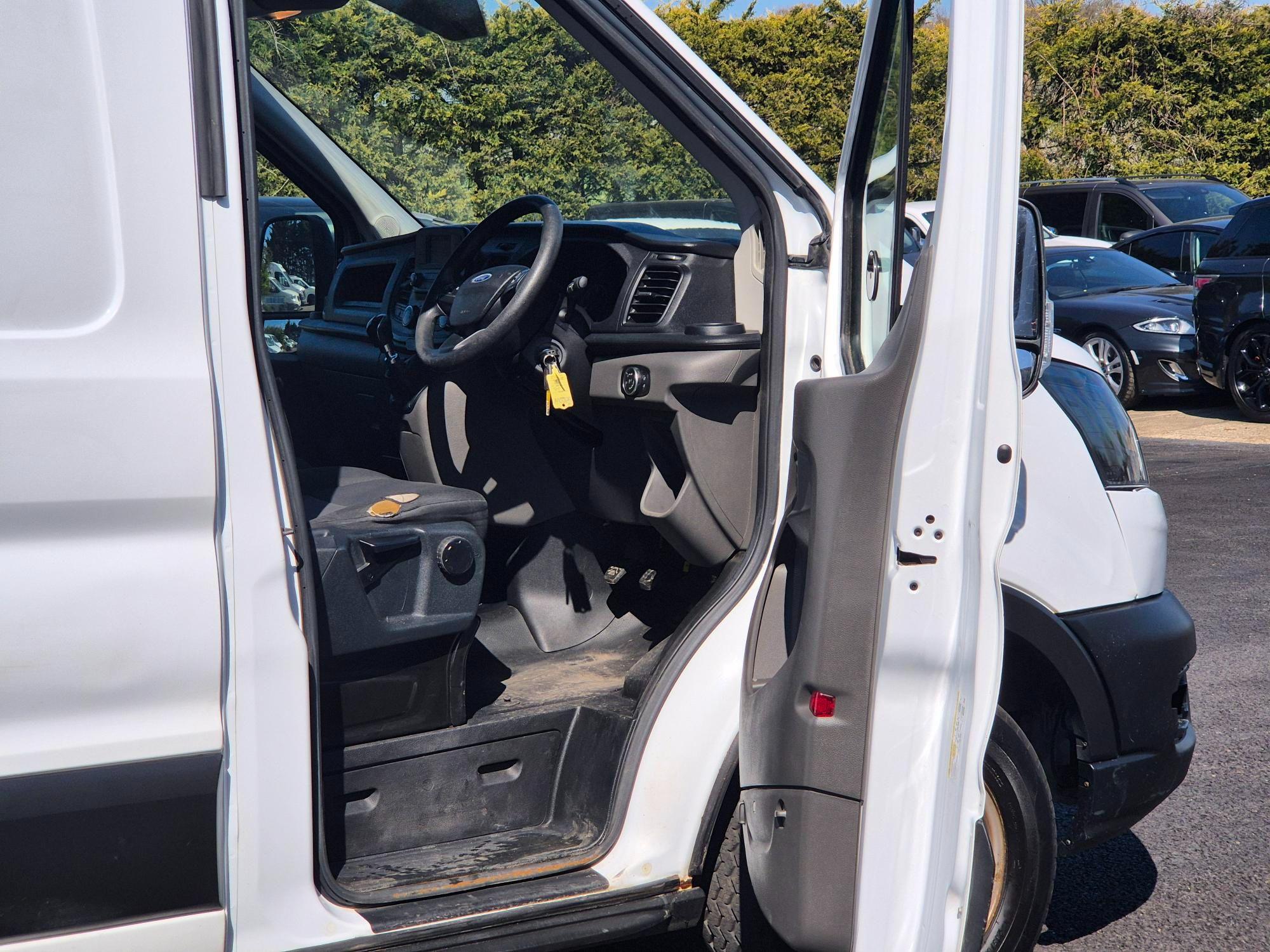 Ford Transit - Image 8