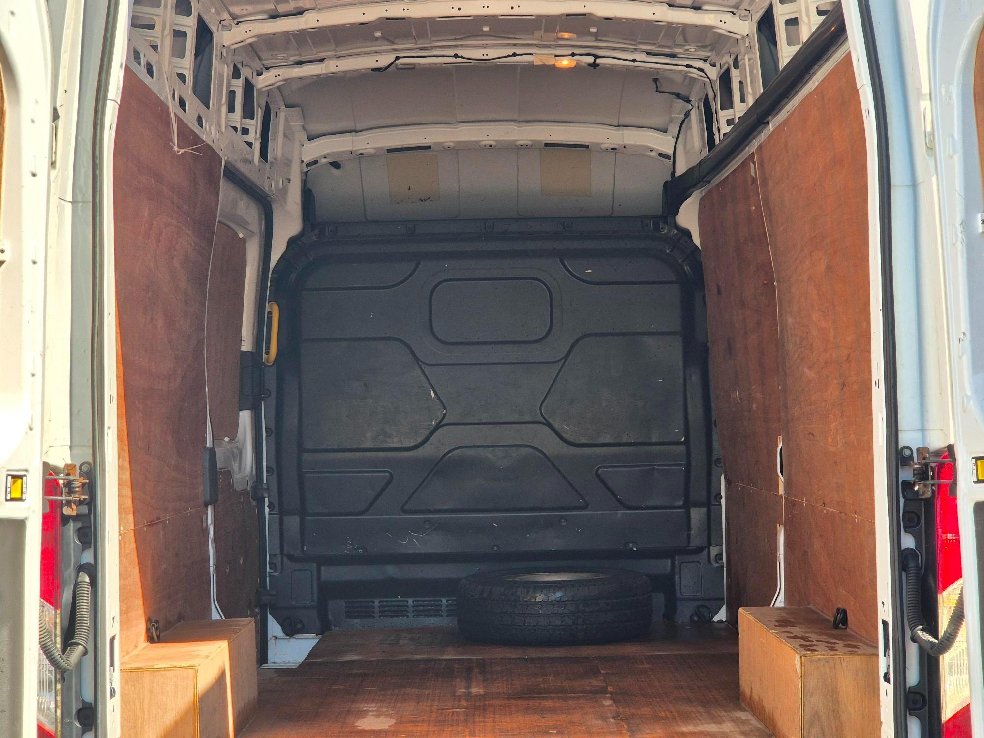 Ford Transit - Image 17