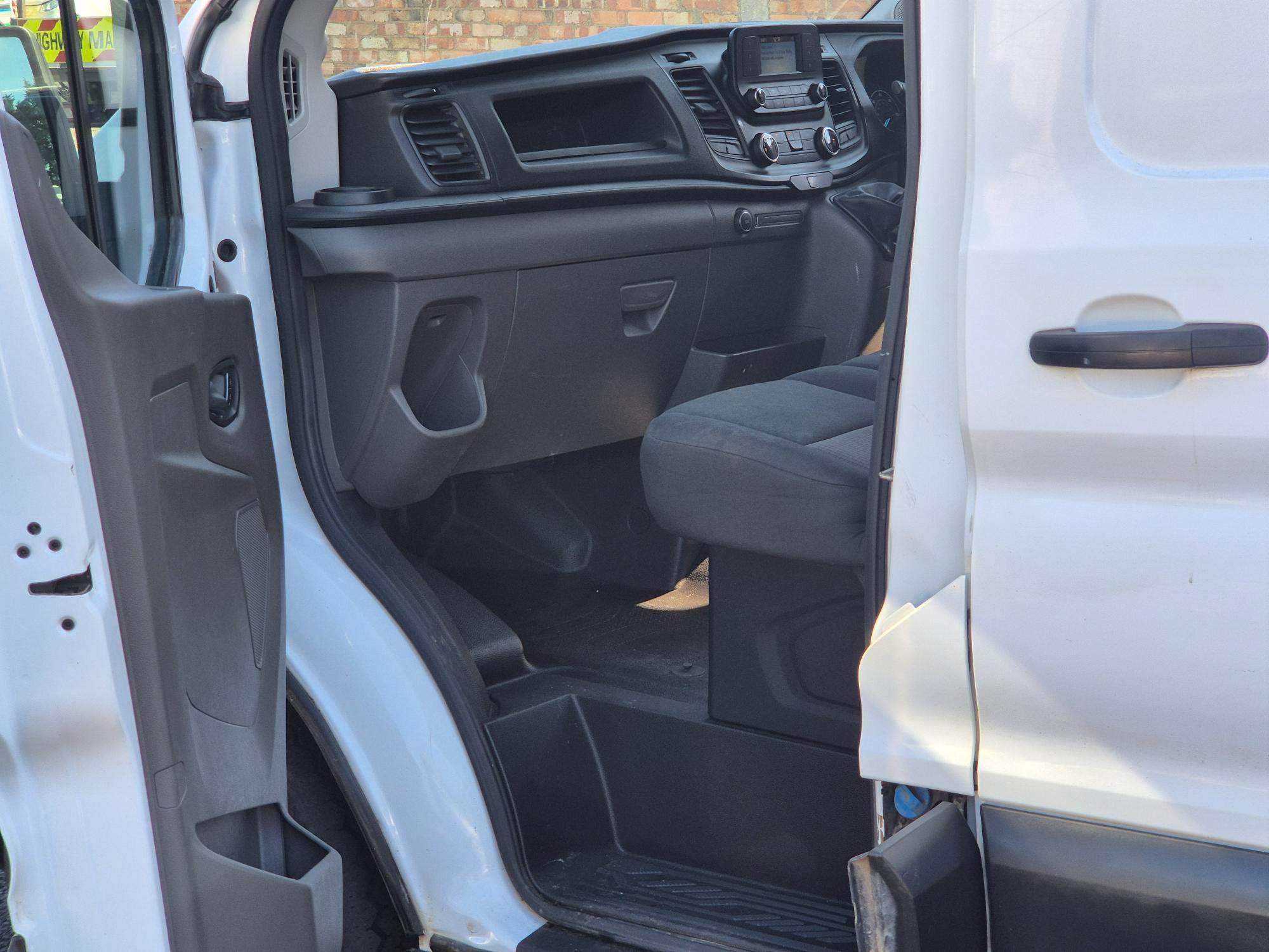Ford Transit - Image 12