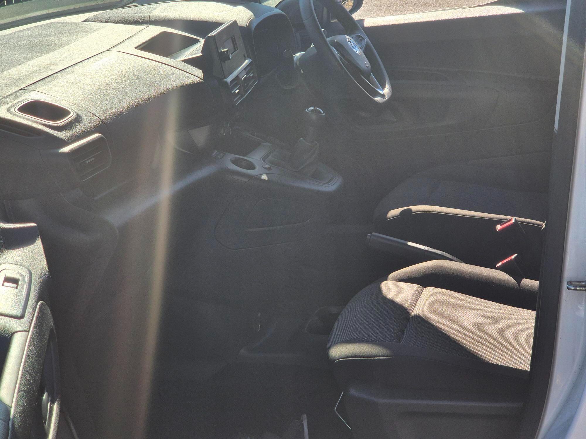 Vauxhall Combo - Image 19