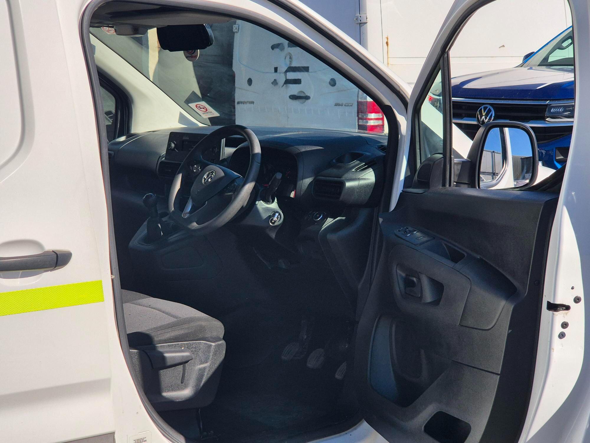 Vauxhall Combo - Image 17